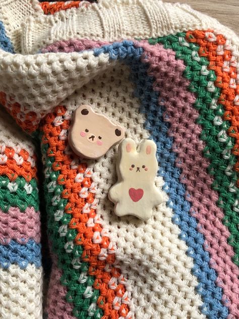 Clay Pins Aesthetic, Air Dry Clay Pins, Air Dry Clay Charms, Clay Pins, Clay Keychain, Clay Magnets, Diy Air Dry Clay, Clay Diy Projects, Tanah Liat