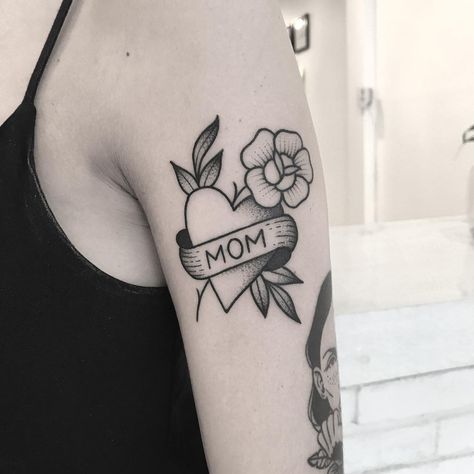 MOM Heart Tattoo // Upper arm by @christianlanouette on Instagram Tattoo Upper Arm, Minimalist Symbols, Name Tattoos On Arm, Traditional Heart Tattoos, Mom Heart Tattoo, Mom Tattoo Designs, Mom Tattoo, Tattoo Heart, Shape Tattoo