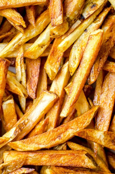 You don't have to go to a restaurant to get the best golden brown and crispy french fries. With this super easy homemade recipe, you can use a deep fryer at home or fry russet or yukon gold potatoes in oil on the stove for perfectly hot and fresh fries! Plus, a gif to learn how to cut the potatoes. Once you know how to make them at home, you'll never go back! #frenchfries #homemade #gourmet #dinner #potatoes #sidedish #burgers #friedfood #gameday Fresh Fries, Oven French Fries, Dinner Potatoes, Fry Seasoning, Oven Baked French Fries, Baked French Fries, Cooking French Fries, Fresh Cut Fries, Homemade Gourmet