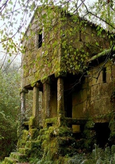 If a house was abandoned-looking it was only a trick by boogey men and goblins to lure kids inside. Abandoned Farm, Abandoned Homes, Abandoned Property, Old Abandoned Houses, Forgotten Places, Abandoned House, Abandoned Mansions, Old Farm Houses, Time Life