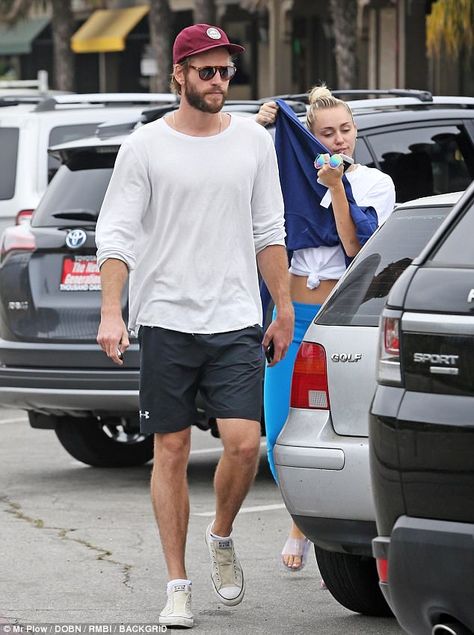 Hiding in plain sight: Miley Cyrus was uncharacteristically shy after getting ice-cream wi... Cream Converse Outfit, Converse Outfit Men, Miley And Liam, Cream Converse, Converse Outfit, Hiding In Plain Sight, Gorgeous Style, Liam Hemsworth, Outfits With Converse