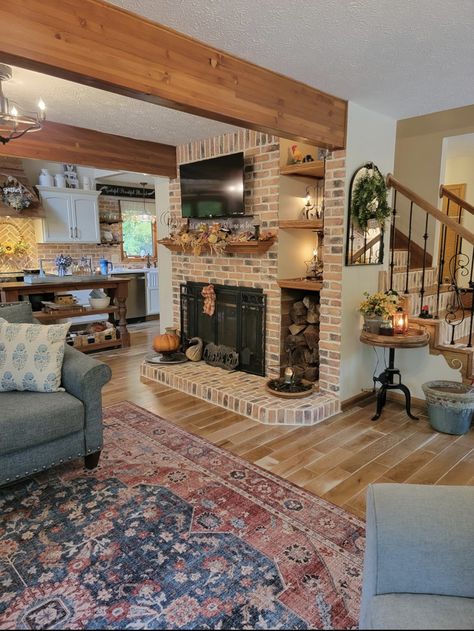 Old Country Living Room Ideas, Appalachia Aesthetic Home, Cottage Grandma Aesthetic, Grandma House Interior, Cozy Grandma House, Cozy Grandma House Aesthetic, Grandparents House Aesthetic, Grandma Core House, 90s House Aesthetic