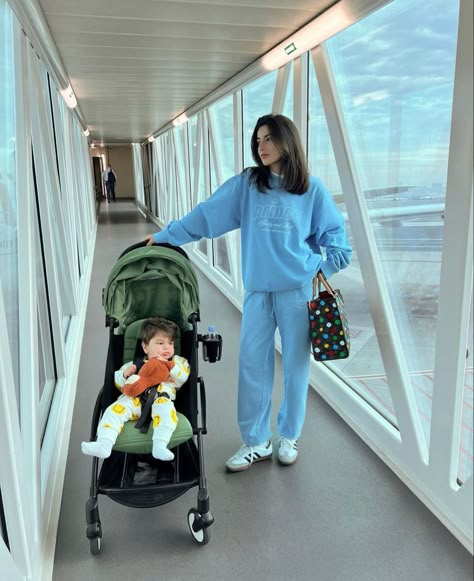 Family In Airport, Family Travel Aesthetic Airport, Mommy And Me Travel, Mom With Stroller Aesthetic, Mum And Daughter Travelling, Airport Outfit Comfy, Airport Pictures, Actress Hairstyles, Travel Pose