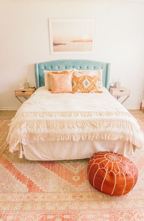 Light Colorful Bedroom, Peach Teal Bedroom, Blue Peach Bedroom, Peach Boho Bedroom, Simple Colorful Bedroom, Peach And Blue Bedroom, Peach Room Ideas, Colorful Apartment Bedroom, Peach Bedrooms