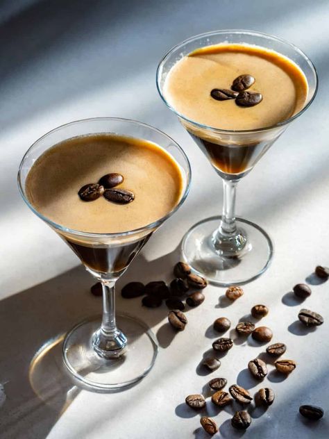 Receta Espresso Martini - The Cooking Lab Espresso Martini Photoshoot, Espresso Martini Photography, Espresso Martini Aesthetic, Home Cocktails, Martini Espresso, Cocktail Aesthetic, Commercial Photography Product, Espresso Martini Recipe, Whisky Sour