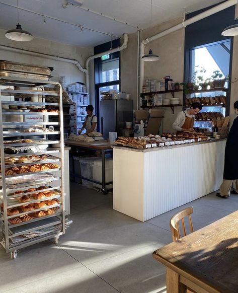 Open Bakery Kitchen, Small Bakery Cafe Interior Design, Industrial Bakery Design, Open Kitchen Restaurant Design Ideas, Home Bakery Storage, Bakery Design Interior Small Spaces, Open Kitchen Bakery, Garage Bakery, Small Bakery Kitchen