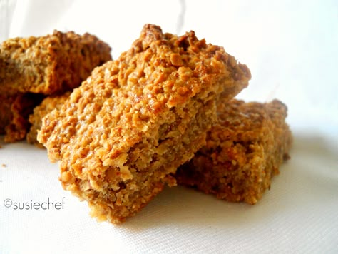 Honey and Banana Flapjacks - Non Vegan | Susiechef Banana Flapjacks Recipe, Honey Flapjack Recipe, Banana Flapjack Recipe, British Flapjack, Flapjack Recipe Chewy, Honey Flapjacks, Emergency Recipes, Oat Treats, Apple Flapjack