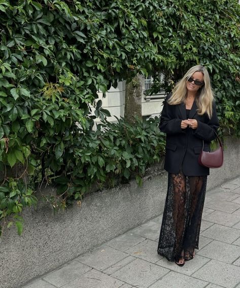 Lace Maxi Skirt Outfit, Black Lace Skirt Outfit, Long Black Lace Skirt, Winter Maxi Skirt, Outfit Jupe, Winter Maxi Skirt Outfit, Black Maxi Skirt Outfit, Black Lace Maxi Skirt, Autumn Board