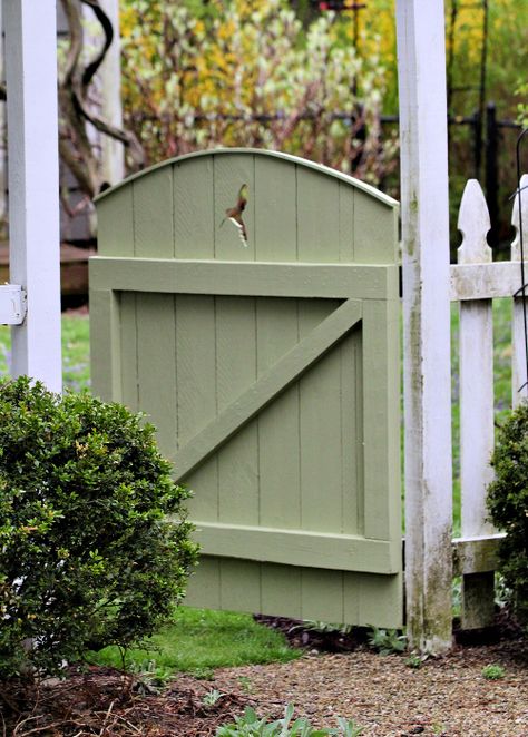 Wooden Garden Gates Ideas, Green Fence Paint, Greenhouse Chicken Coop, Small Garden Gates, Painted Gates, Cottage Front Yard, Cottage Gate, Garden Entrances, Attached Greenhouse