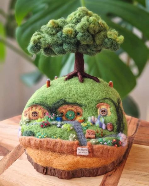 Felting Ornaments, Needle Felt House, Needle Felting Trees Ideas, Christmas Needle Felting Ideas, Needle Felting Scenes, Needle Felt Cottage, Needle Felting Diy Tutorials, Landscape Needle Felting, Needle Felted Mushroom House