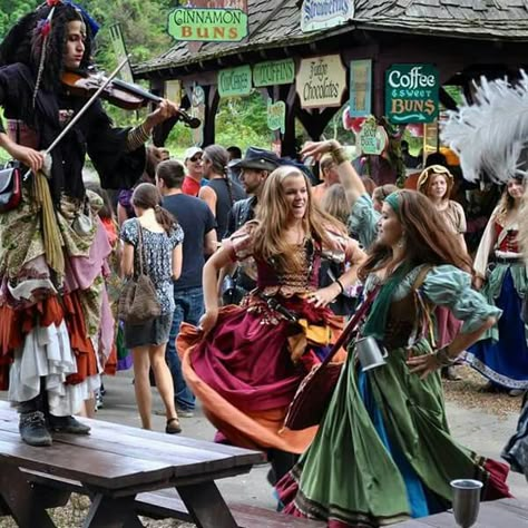 Renaissance Faire Ren Fest Aesthetic, Renfair Aesthetic, Ren Fair Aesthetic, Renfaire Aesthetic, Renesance Fair, Ren Faire Activities, Ren Faire Flower Costume, Renn Faire, Ren Faire Aesthetic