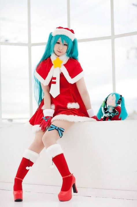 Hatsune Miku Christmas version cosplayer Miiko Facebook www.facebook.com/MiikoCosplay Christmas Cosplay Anime, Hatsune Miku Christmas, Miku Christmas, Miku Outfits, Hatsune Miku Outfits, Art Pose Reference, Hatsune Miku Cosplay, Christmas Poses, Vocaloid Cosplay