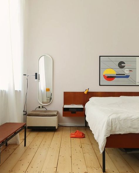 Bauhaus Bedroom, Bauhaus Minimalism, Bauhaus Interior, Stop Pretending, Couch Styling, Minimal Bedroom, Bauhaus Style, Big Words, Vintage Bedroom