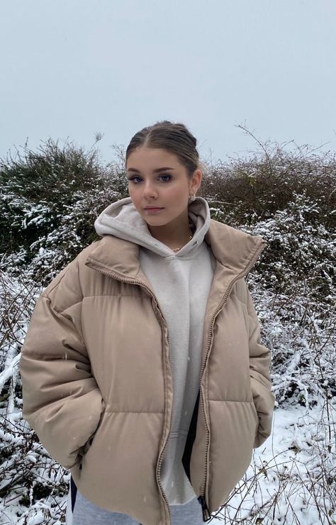 Image in NUDE collection by 𝚉𝙾𝙴 on We Heart It H And M Puffer Jacket, Aesthetic Puffer Jacket Outfit, Beige Down Jacket Outfit, Beige Sport Outfit, Outfits With Beige Jacket, Beige Winter Jacket Outfit, Winter Outfits France, Winter Outfit Puffer Jacket, Puffer Jacket Outfit Beige