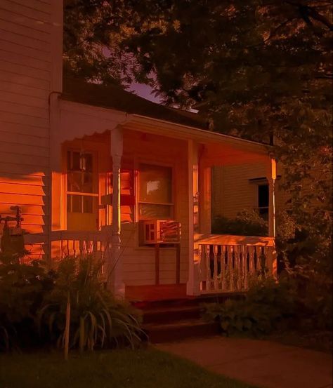 Nostalgic House Aesthetic, Midwest House Aesthetic, American Suburbs Aesthetic, 2000s Suburbia, Midwest Cottage, American House Aesthetic, Suburb Aesthetic, Midwest House, 1950s Suburbia