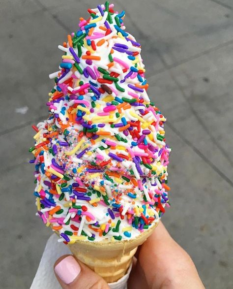 🍦Ice CreamさんはInstagramを利用しています:「Our go-to Mister Softee is a classic vanilla cone with rainbow sprinkles, but we wouldn’t hate on a dip. #EEEEEATS 📸: @salkinthecity」 Sprinkles Ice Cream, Ice Cream With Sprinkles, Ice Cream Cone Astethic, Ice Cream Cone With Sprinkles, S’mores In Ice Cream Cone, Ice Cream With Rainbow Sprinkles, Mister Softee, Non Dairy Ice Cream, Watercolor Food Illustration