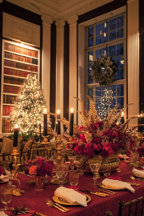 Holiday Entertaining and Decorating Tips From Carolyne Roehm | Architectural Digest Carolyn Roehm, Winter Table Setting, Carolyne Roehm, Tafel Decor, Christmas Entertaining, Christmas Interiors, Christmas Tablescapes, Christmas Dining, Victorian Christmas