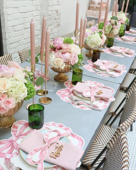 Bow Baby Shower Centerpieces, Victorian Baby Shower Ideas, Coquette Table Decor, Paris Theme Baby Shower Ideas, Bow Baby Shower Theme Girl, Table Setting Baby Shower, Coquette Baby Shower Theme, Pink Bow Baby Shower Theme, Flower Themed Baby Shower