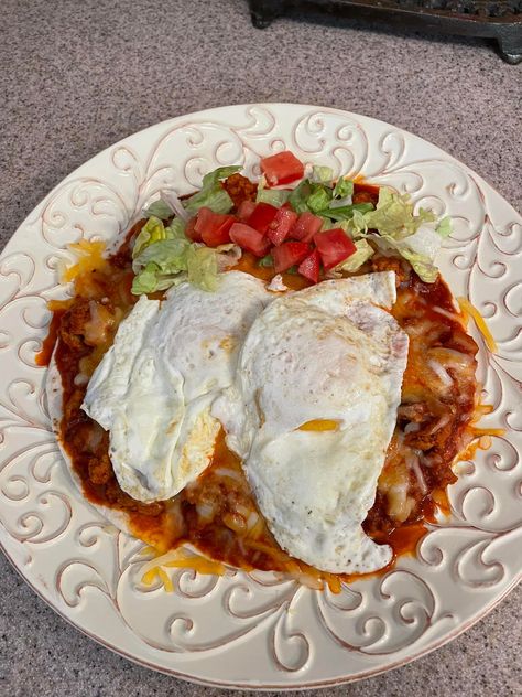 Huevos Rancheros - Easy DIY Recipes Huevos Rancheros Recipe Easy, Huevos Rancheros Easy, Mexican Breakfast Dishes, Traditional Mexican Breakfast, Huevos Rancheros Recipe, White Bean Soup Recipes, Fried Tortillas, Mexican Breakfast, Slow Cooked Chicken