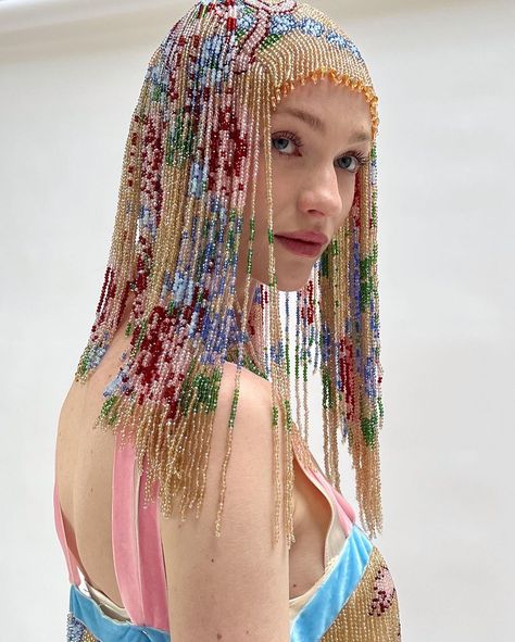 Crochet Head Pieces, Crochet Head Piece, Russian Traditional Dress, Event Hairstyles, Beaded Headpiece, Crystal Dress, Editorial Hair, Headpiece Hairstyles, Arab Beauty