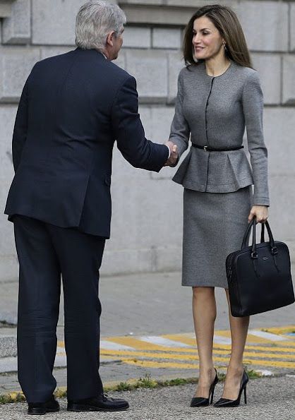 Spanish Queen Letizia attends meeting at AECID in Madrid Royal Family Fashion, Spanish Queen, Giovanna Battaglia, Style Royal, Corporate Attire, Behati Prinsloo, Letizia Of Spain, Peplum Jacket, Woman's Fashion