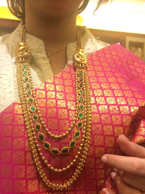 Joyalukkas Jewellery Necklaces, Gundla Haram Designs, Vintage Maximalism, Crochet Pink, Gold Jewelry Simple Necklace, Gold Chain Design, Gold Necklace Indian Bridal Jewelry, Wedding Jewellery Collection, Bridal Fashion Jewelry