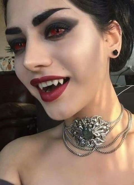 Easy Vampire Makeup, Vampire Costume Women, Vampire Costume Diy, Cleopatra Halloween Costume, Unique Halloween Makeup, Cleopatra Halloween, Vampire Makeup Halloween, Vampy Makeup, Vampire Look