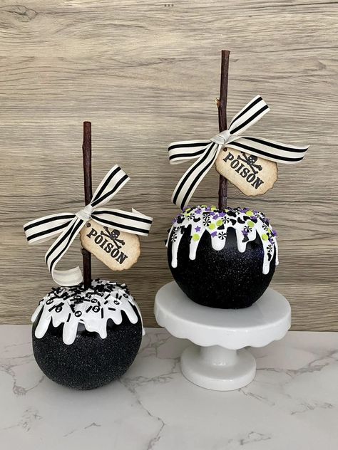 Halloween Candy Apples, Decorated Pumpkins, Pasteles Halloween, Candy Decorations Diy, Fake Food Props, Halloween Wood Crafts, Halloween Food Treats, Halloween Crafts Decorations, Fake Bake