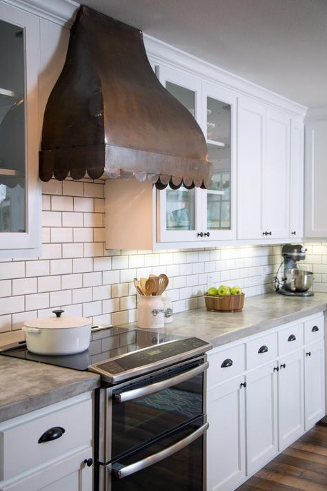 Get the Look: A Fixer Upper Kitchen. Loads of farmhouse kitchen inspiration! Fixer Upper Kitchen, Hgtv Fixer Upper, Concrete Countertops Kitchen, Kitchen Range Hood, Magnolia Market, Concrete Kitchen, Kitchen Cabinets Makeover, Trendy Kitchen, Kitchen Redo