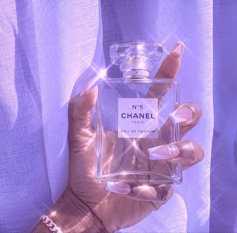 Black woman holding Chanel perfume purple filter Purple Aesthetic Perfume, Purple Glam Aesthetic, Cool Perfume, Kate Spade Perfume, Aesthetic Perfume, Glam Aesthetic, Perfume Collection, Barcelona Spain, Purple Aesthetic