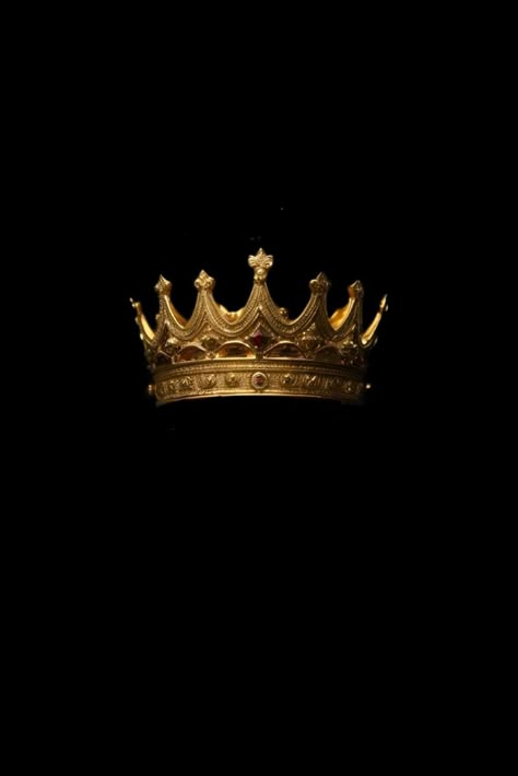 Gold Crown Black Background, King Asthetic Picture, Coroa Aesthetic, King Aesthetic Gold, Couronne Aesthetic, Crown Dark Aesthetic, Golden Crown Aesthetic, King Crown Wallpaper, Crown Animation