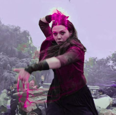 Wanda Using Her Powers, Yellow Powers, Wanda Maximoff Powers, Hope Summers, Yellow Magic, Avengers Age Of Ultron, Scarlet Witch Marvel, Marvel Photo, Scarlett Witch