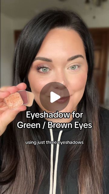 Brown Eye Makeup For Green Eyes, Easy Eyeshadow For Green Eyes, Easy Brown Eyeshadow Looks, Smokey Eye For Green Eyes Step By Step, Eyeshadow For Light Brown Eyes, Daytime Makeup For Green Eyes, Hazel Brown Eyes Makeup, Simple Makeup For Green Eyes, Natural Makeup Looks For Green Eyes