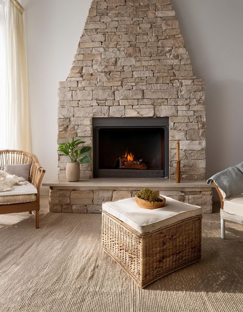 Stone Facade Fireplace Makeover, Interior Design Fireplace, Mediterranean Living Room Ideas, Mediterranean Fireplace, Office Bedroom Ideas, Mediterranean Style Living Room, Cathedral Ceiling Living Room, Mountain Home Interiors, Kiva Fireplace