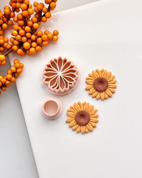 Just some Fall faves 🍂🦇🎃 Polymer Clay Sunflower, Clay Sunflower, Clay Molds, Cute Polymer Clay, Wood Burning Art, Dessert Decoration, Diy Clay Crafts, Badge Design, Molding Clay