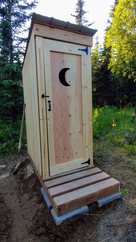 Out Houses Toilet Plans, Outhouse Door Ideas, Diy Out House, Outdoor Toilet Outhouse, Outdoor Urinal Ideas, Diy Outhouse Plans, Simple Outhouse Plans, Outhouse Bathroom Ideas, Simple Outhouse