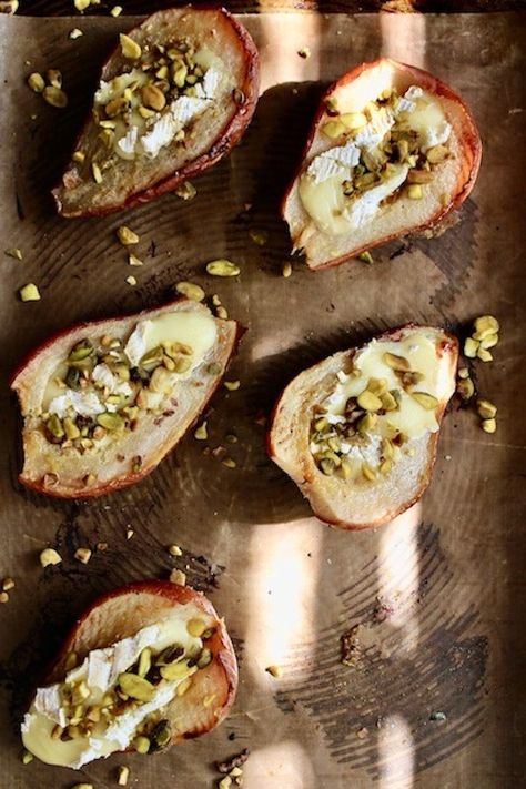 Roasted Pears with Brie and Pistachios - CiaoBella!Kitchen Pears And Brie, Pear And Brie Salad, Baked Brie With Pears And Honey, Pear And Brie Appetizer, Cabin Workspace, Brie And Pear Appetizer, Pear Brie Appetizer, Entrees Recipes Starters, Brie With Pears