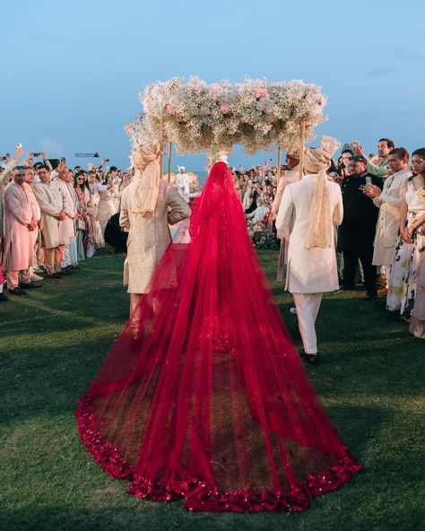 From bride's beautiful self-design red lehenga to exquisite baby breaths phoolon ki chaddar, from her dupatta trail to bridesmaids' twinning outfits, from her dream bridal entry to breathtaking varmala photos, there's nothing not to love about this gorgeous bride Thailand wedding 😍 Taf a friend who is getting married soon and share this dreamy wedding inspiration with them. Couple: @kashtag90 @jhalakshah_ Planner: @krish_events Venue: @avanihuahin Decor: @dp_designbypeerapach Light and So... Indian Bride Veil Red, Lehenga Veil Indian Bridal, Indian Bride Wedding Outfits, Indian Wedding Bride Entry, Veils Bridal Indian, Minimalist Bride Indian, Varmala Photos, Bride Lehenga Indian Red, Red Lehenga Bride