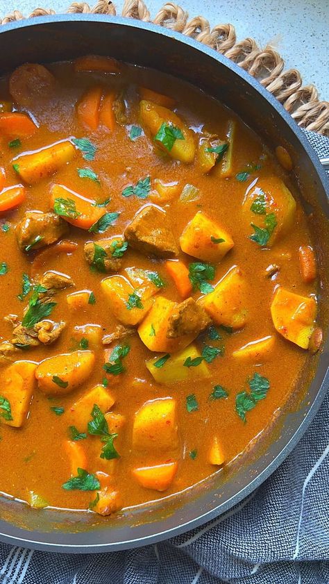 Lamb Yellow Curry With Carrots & Potatoes Recipe https://resepmamiku.com/en/lamb-yellow-curry-with-carrots-potatoes-saharskitchen_-2 Yellow Curry Sauce, Curry Lamb, Lamb Curry Recipes, Carrot Curry, Yellow Curry Paste, Carrots Potatoes, Yellow Curry, Party Hosting, Lamb Curry