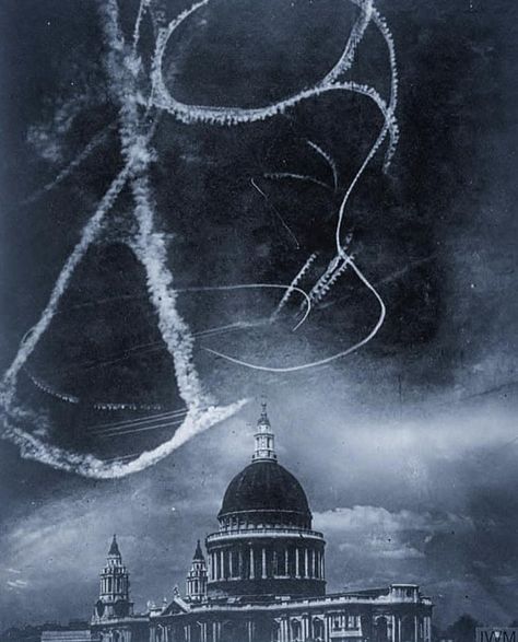 St Paul St Pauls Cathedral London, Darkest Academia, London Blitz, St. Paul’s Cathedral, London Cathedral, Tattoo Reference, St Paul's Cathedral, Wwii Photos, London History