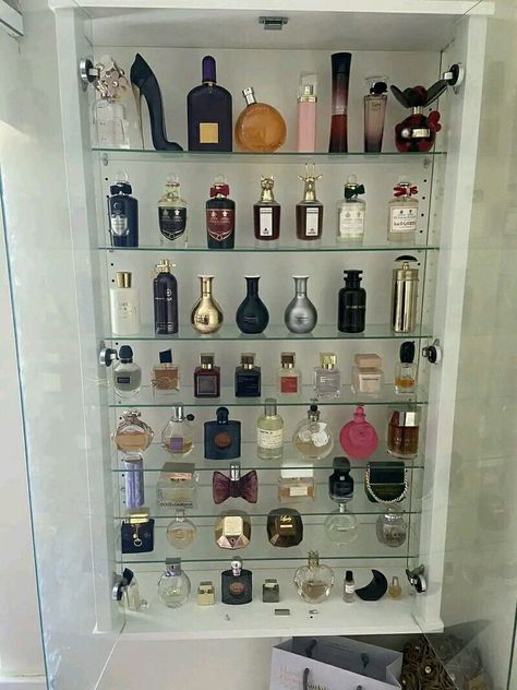 Room Organization Bedroom, Perfume Display, Perfume Organization, Fragrances Perfume Woman, Beauty Routine Tips, Perfume Collection Fragrance, Vanity Room, Beautiful Perfume, Perfume Scents