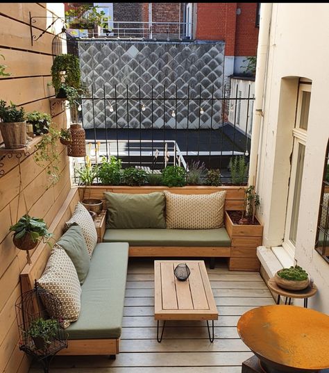 Balcony Built In Seating, Outdoor Banquette Seating, Patio Couch Diy, Balcony Couch, Sofa Area Externa, Garden Pallet Ideas, Wood Bench Outdoor, Deck Seating, Outdoor Patio Diy