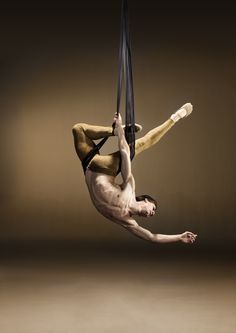 Aerial Yoga Poses, Circus Aesthetic, Aerial Hammock, Aerial Acrobatics, Aerial Dance, Yoga Iyengar, Aerial Arts, Male Dancer, Circus Art