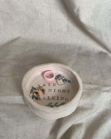 Late Night Talking Clay Ideas Harry Styles, Harry Styles Pottery Ideas, Harry Styles Clay Art, Harry Styles Inspired Pottery Painting, Pottery Painting Ideas Harry Styles, Diy Harry Styles Gifts, Harry Styles Ceramic Ideas, Clay Harry Styles, Harry Styles Inspired Gifts