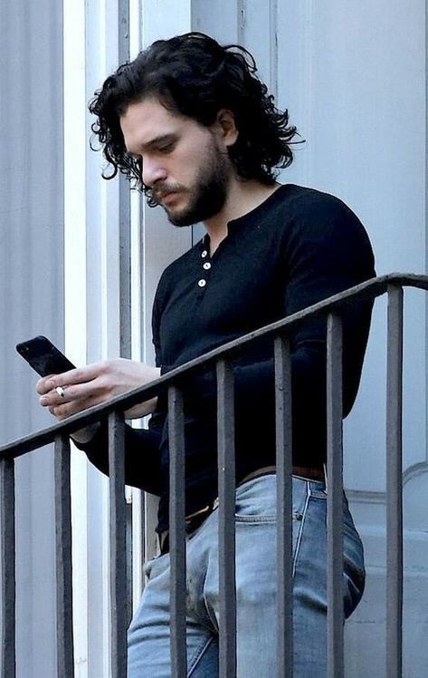 The one and only Kit Harington Long Curly Hair Men, John Snow, Men Haircut Curly Hair, Wavy Hair Men, Gra O Tron, Kit Harington, Corte De Cabelo Masculino, Curly Hair Men, Grunge Hair