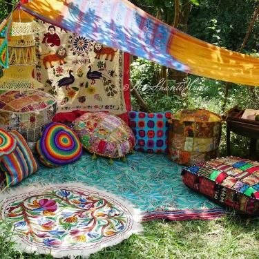 Colorful bohemian decor - floor seating SETs Design your bohemian bedroom - boho garden area or hippie wedding, with our handcrafted, colorful home decor products. Interior Design Country, Boho Sisustus, Hiasan Bilik Tidur, Hippy Room, Hippie Homes, Yoga Space, Boho Garden, Dekorasi Kamar Tidur, Boho Deco