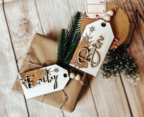 Wooden Gift Tags Christmas, Diy Gift Tags Ideas, Gift Name Tags, Boom Kunst, Christmas Tree Gift Tags, Elegant Place, Personalized Stocking, Stocking Tags, Beautiful Ornaments