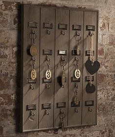 I really like this idea and plan on making something similar to hang some of my vintage necklaces perhaps. Key Rack Diy, Apartment Entryway, Trendy Apartment, Key Holders, Hook Rack, Entryway Organization, Key Rack, Woodworking Guide, Key Organizer