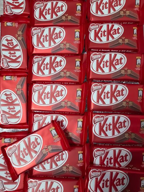 KitKat Chocolate | Nestle KitKat #KitKat #Chocolate Kit Kat Chocolate Pics, Nutella Birthday Cake, Kitkat Chocolate, Kit Kat Flavors, Chocolate Tumblr, Chocolate Pictures, Food Chocolate, Junk Food Snacks, Chocolate Day