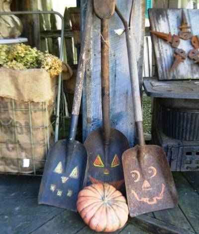 Collection of coal shovels Primitive Fall, Primitive Halloween, Fall Halloween Decor, Fall Holidays, On The Ground, Fall Fun, Fall Harvest, Diy Halloween, Shovel